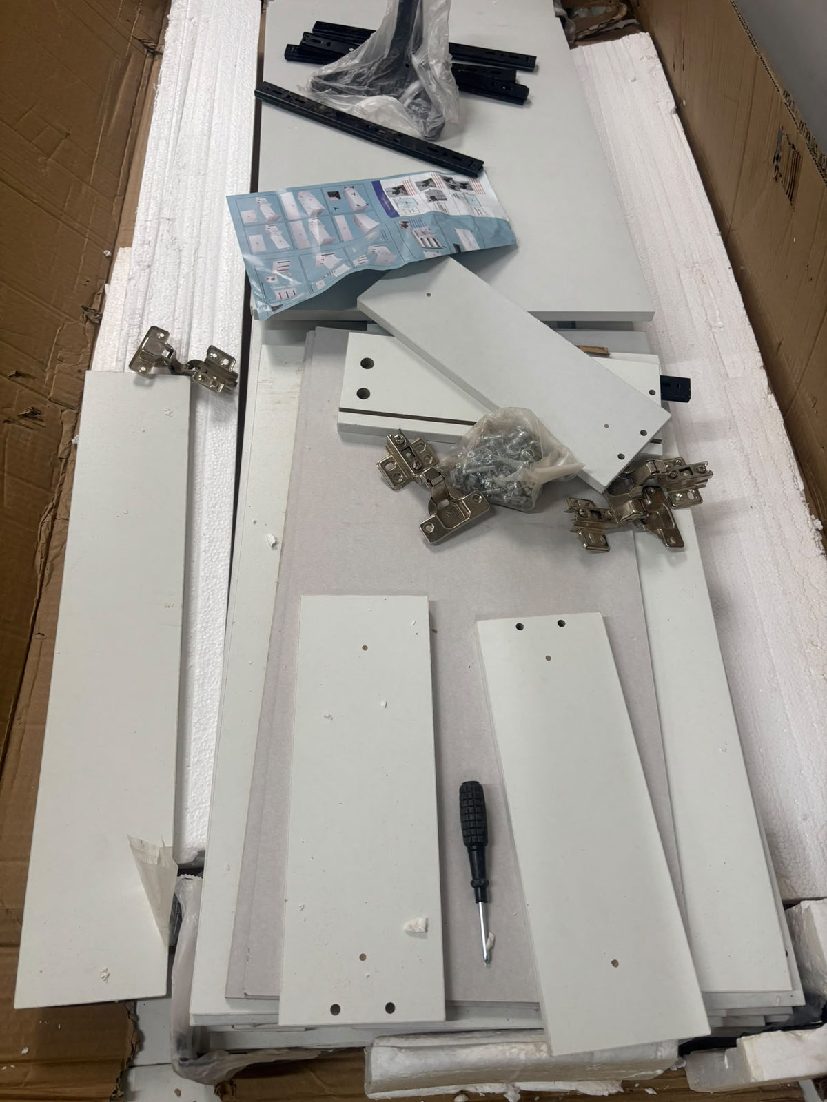 RESIGILAT — Comoda moderna si simpla cu 3 sertare si 2 usi, MDF, 140x40x75cm · Acceptabil #003