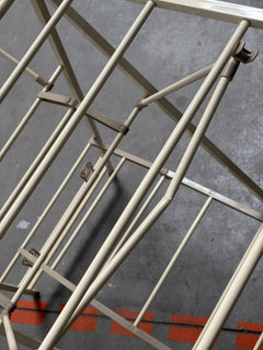 RESIGILAT — Uscator rufe metalic 180x130 cm, pliabil, cu roti, suport incaltaminte si aripi laterale, alb/negru beige · Acceptabil #001