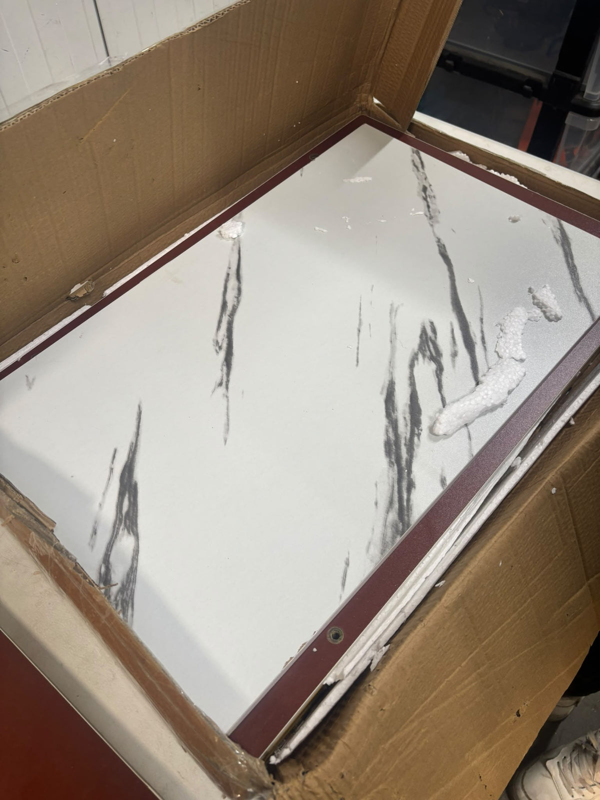 RESIGILAT — Masuta moderna cu blat tip marmura si cadru metalic  auriu – 3 nivele de depozitare 60 x 40 x 68 cm · Acceptabil #001