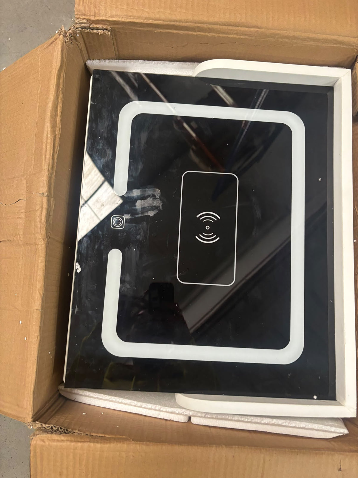 RESIGILAT — Noptiera inteligenta cu incarcare wireless, lumini LED reglabile, 3 sertare de depozitare, 50x40x56cm Alb · Acceptabil #006