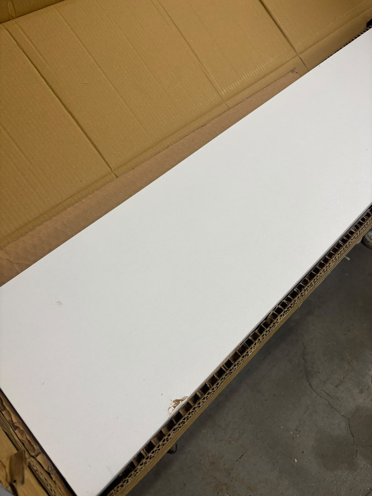 RESIGILAT — Comoda TV 180,9 cm, mobilier living, suport televizor mare pana la 75 inch, 3 usi rabatabile cu inchidere lina soft-close, PAL melaminat 18 mm clasa E1, pentru soundbar si consola jocuri Alb · Acceptabil #003