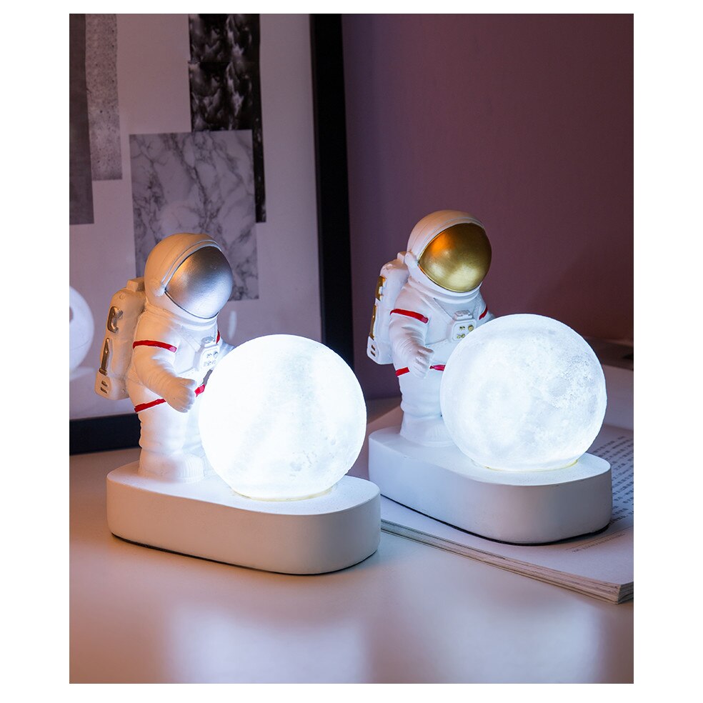Lampa LED Astronaut cu Luna – Veioza ambientala pentru copii si decor modern