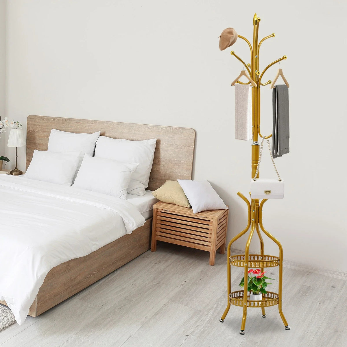 Cuier de podea metalic auriu, 34 x 189 cm, cu carlige multiple si 2 rafturi de depozitare, tip hall tree, pentru hol, dormitor sau birou