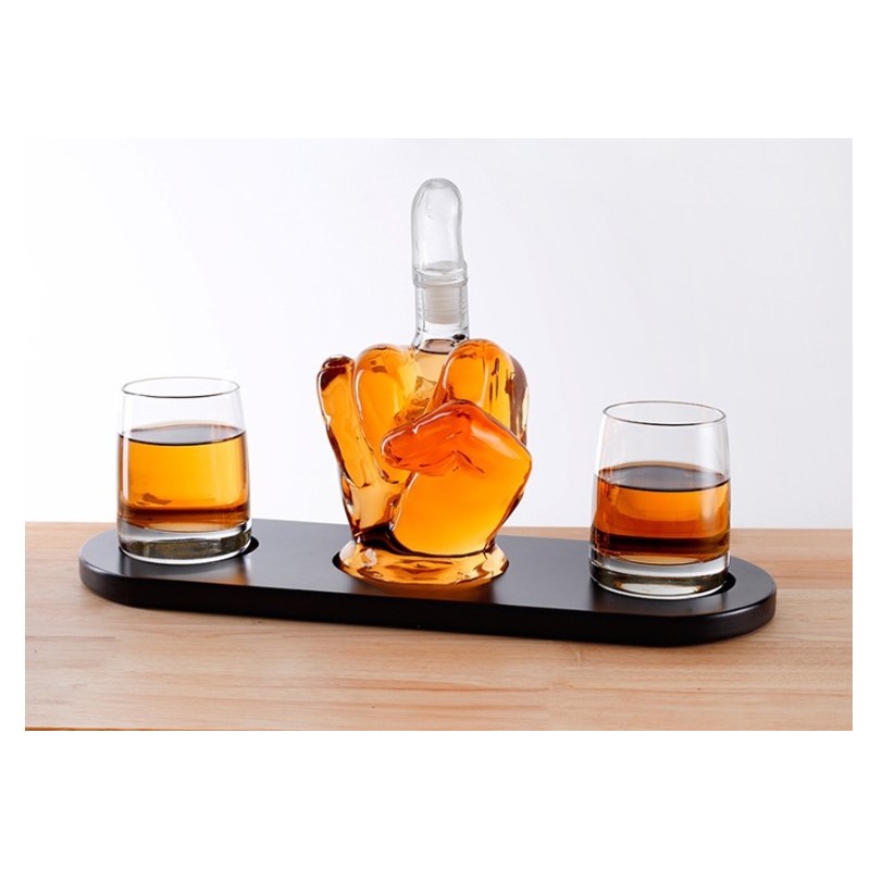 Set decantor whisky in forma de mana cu pahare si suport
