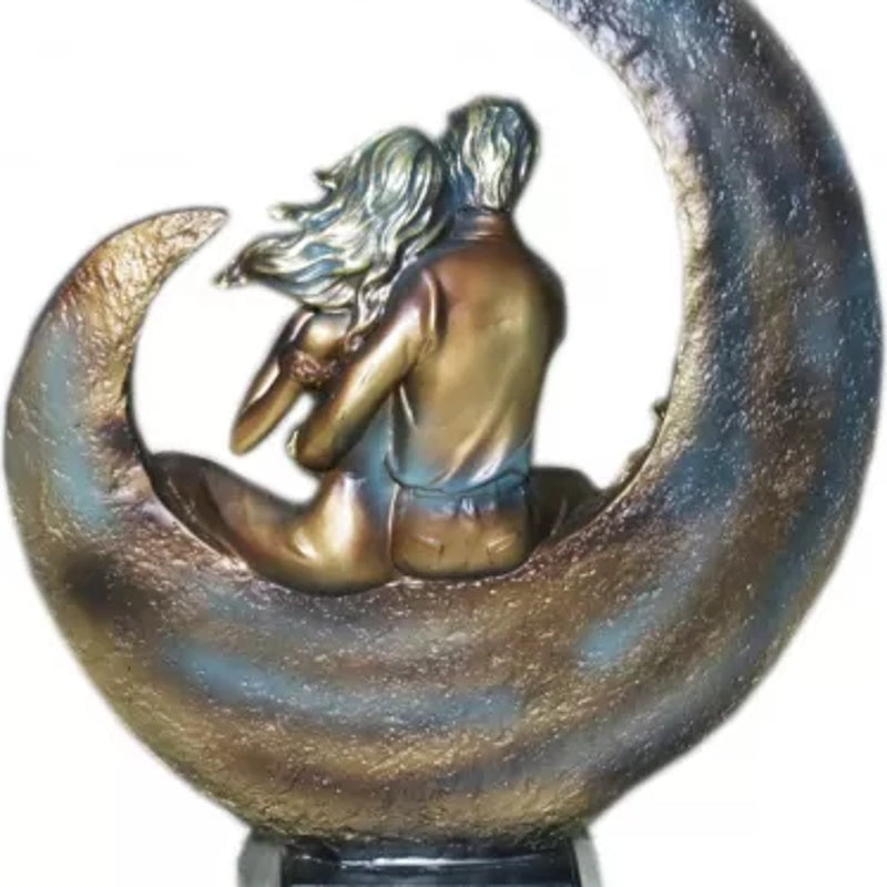 Statueta Decorativa, Cuplu Indragostiti, pe Semiluna, din Rasina, 40 x 30 x 10 cm